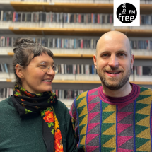 Elisabeth Würzl und Michael Schlecht vor der Wand im Musikarchiv