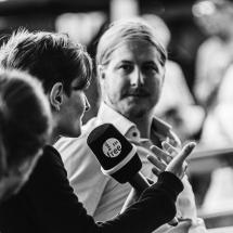 Katharina Biringer (l.) in discussion with moderator Fabian Ekstedt (r.)