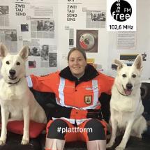 Ein Foto von Amrei Ollermann mit den zwei Hunden 