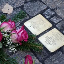 Stolpersteine mit Blumen