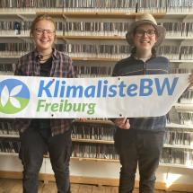 Die Studiogäste Sophie Richter und Alexander Grevel vor der Wand im Musikarchiv