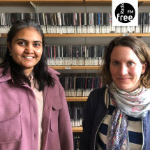 Rashmita Jadav und Leonie Müßig vor der Wand im Musikarchiv