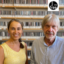 Simone Schliemann und Lothar Heusohn vor der Wand im Musikarchiv