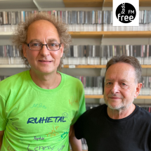 Helmut Renner und Andreas Ludwig vor der Wand im Musikarchiv