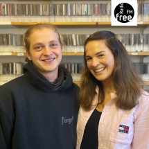 Maren Kern und Henning Mittwollen vor der Wand im Musikarchiv