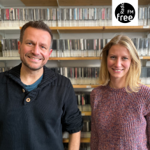 Larissa Heusohn und Christian Peschl vor der Wand im Musikarchiv