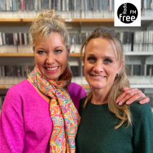 Daniela Mayerbacher und Natalie Kottmann vor der Wand im Musikarchiv