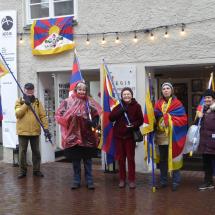 Mitglieder der Tibet Initiative am Tibet-Flaggentag