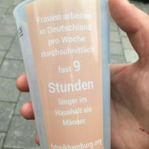 Becher mit feministischer Botschaft