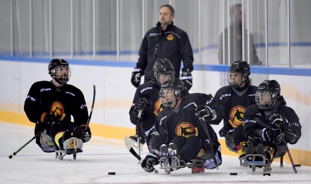 Die Nationalmannschaft im Training. Quelle: https://paraicehockey.de/2019/09/10/trainingslehrgang-in-hamburg/